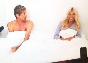 Peter Crouch s-a trezit în pat cu o blondă! Nu era soția lui! Momentul a fost surprins de camerele TV