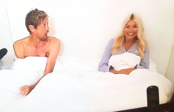 Peter Crouch s-a trezit în pat cu o blondă! Nu era soția lui! Momentul a fost surprins de camerele TV