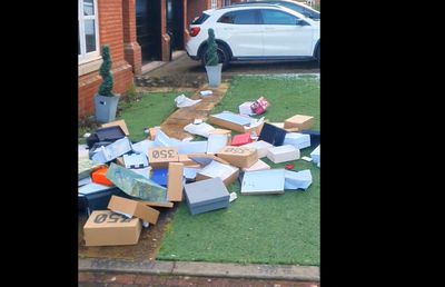 Fostul fundaș din Premier League s-a răzbunat pe fosta iubită, CEO la Mercedes » I-a aruncat lucrurile pe geam, după ce l-a înșelat: „O nenorocită”