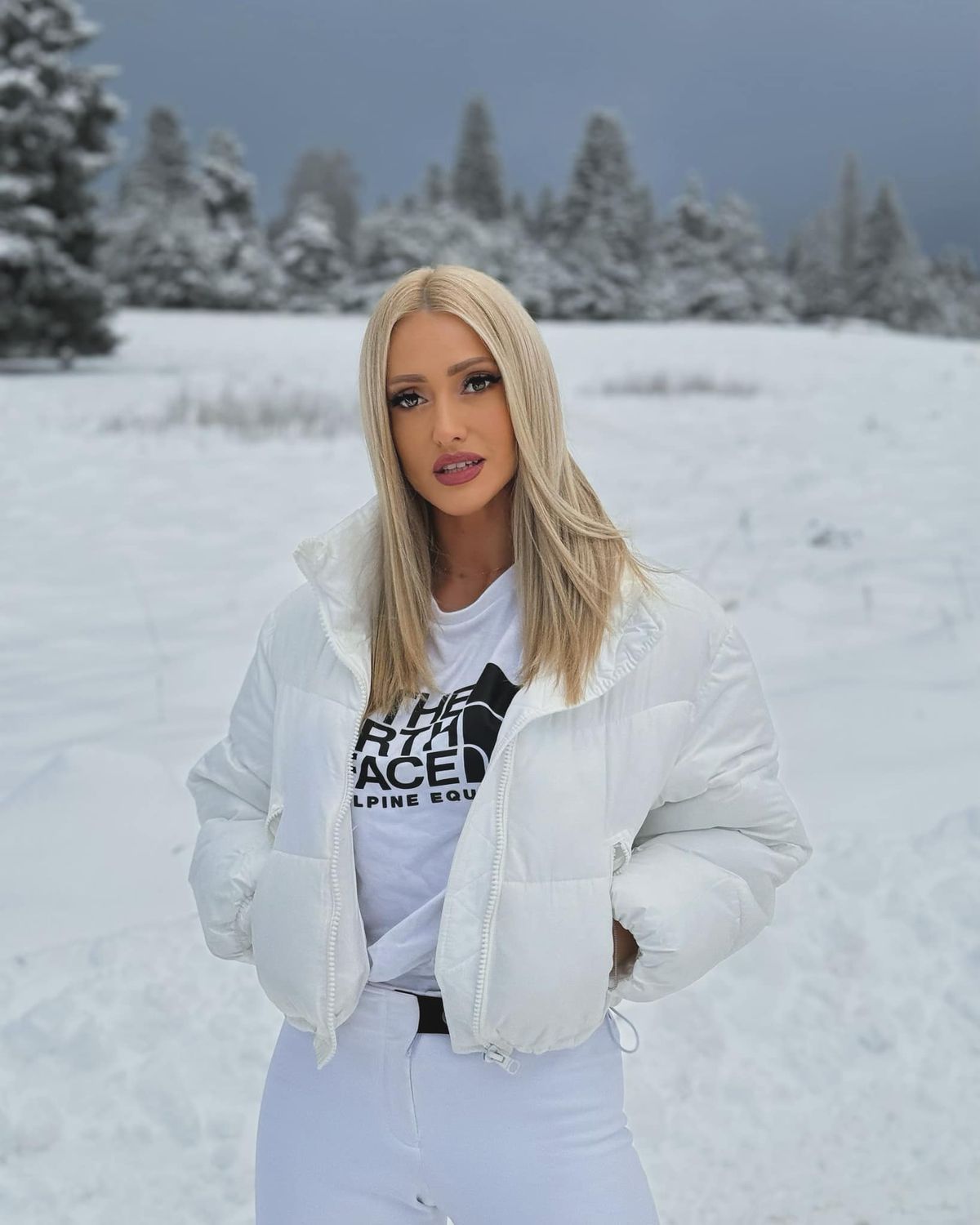 Iuliana Pepene, cea mai sexy prezentatoare de știri din România, se „luptă” cu greutățile în sala de forță