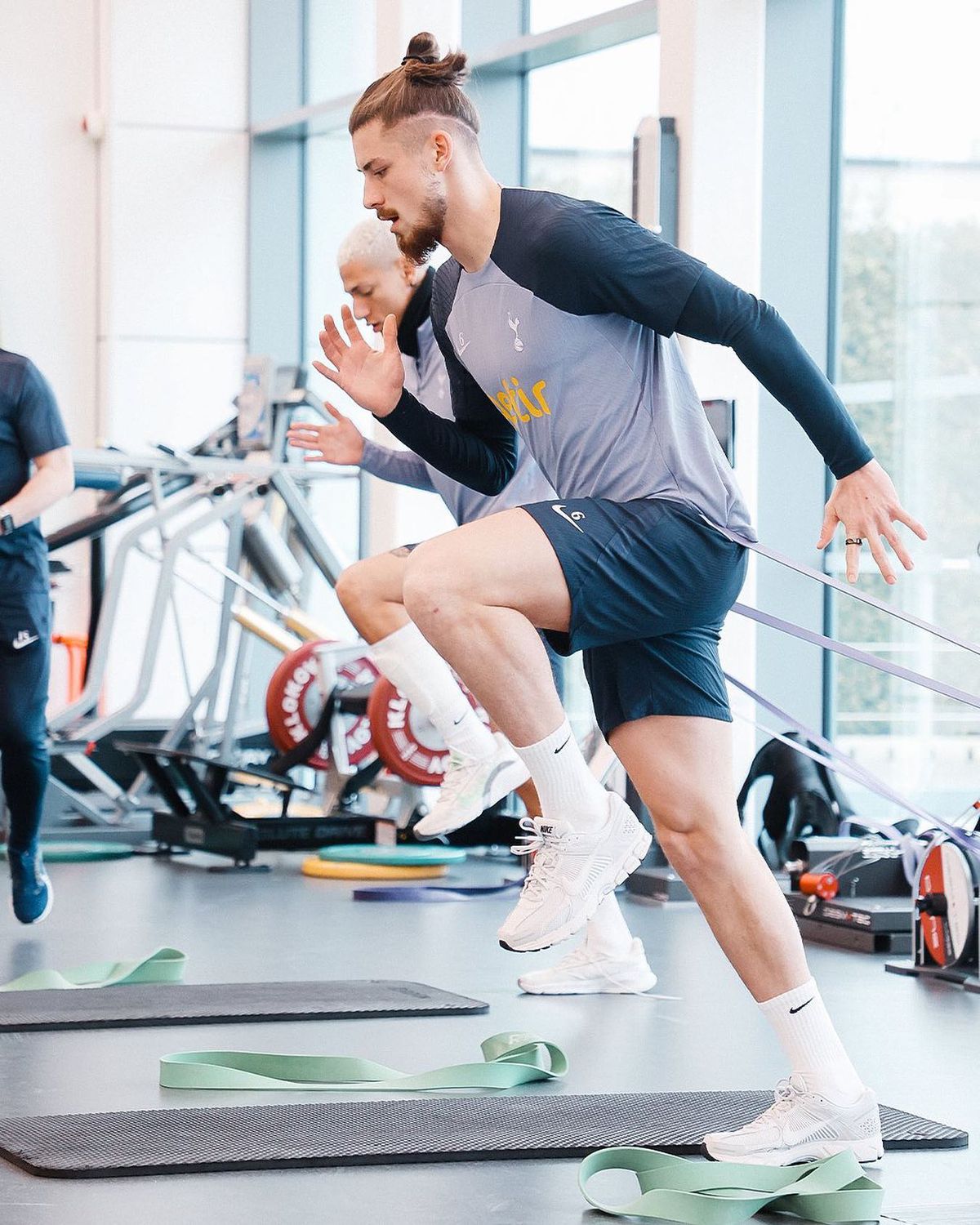 Radu Drăgușin i-a dat gata pe fanii lui Tottenham » Cu ce a apărut la antrenament, înaintea duelului cu Guardiola: „Prințul din Transilvania”