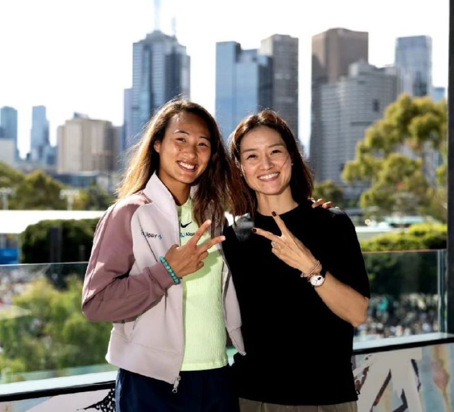 Qinwen Zheng, calificată în semifinale la Melbourne, Top 10 și umor chinezesc: „Nu pot îmbunătăți prea multe în 24 de ore!” + conversație-fulger cu Djokovic