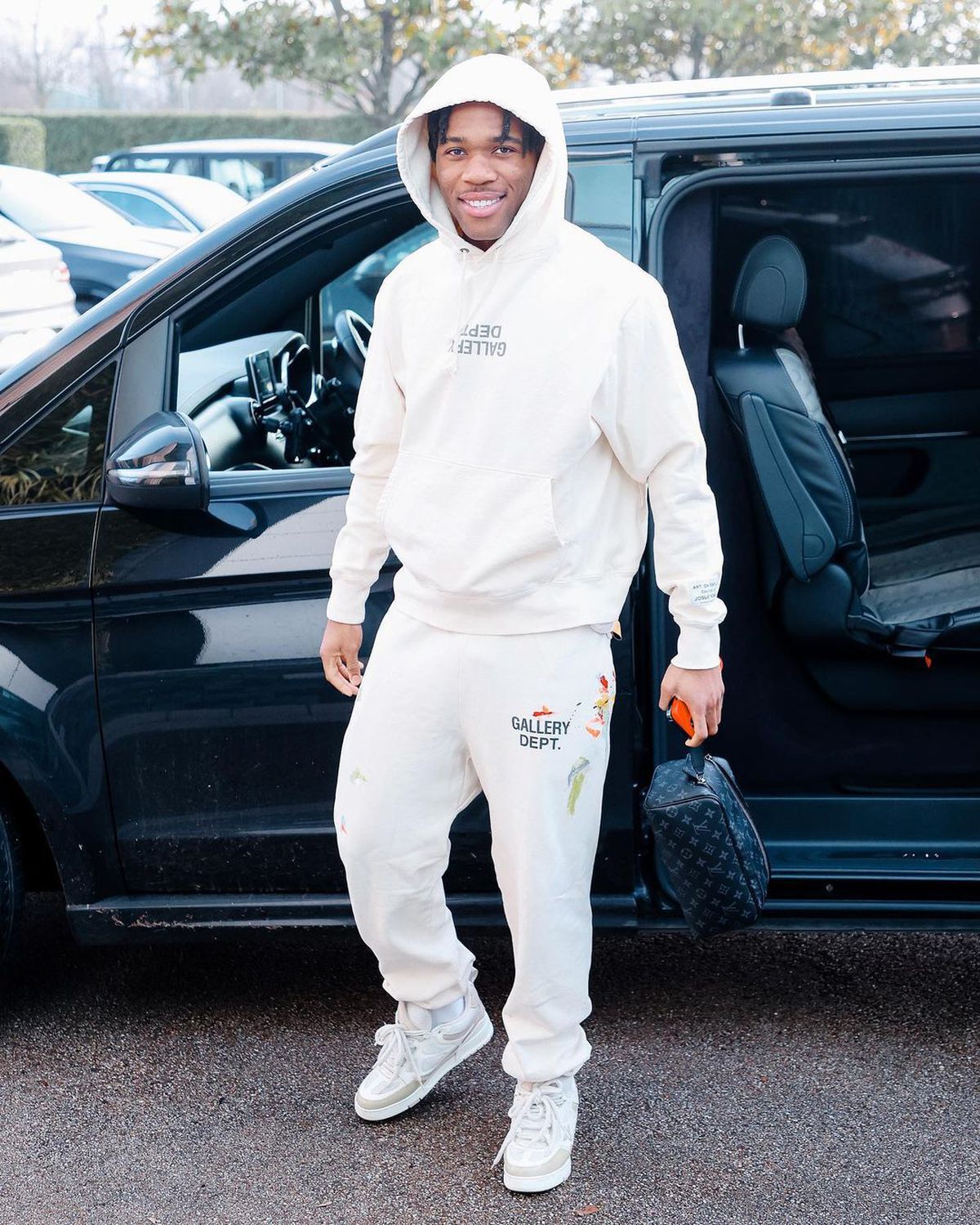 Radu Drăgușin i-a dat gata pe fanii lui Tottenham » Cu ce a apărut la antrenament, înaintea duelului cu Guardiola: „Prințul din Transilvania”