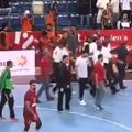 Handbaliștii naționalei din Bahrain au atacat violent unul dintre arbitri, imediat după eșecul suferit în semifinalele Campionatului Asiei, 17-20 cu Japonia.