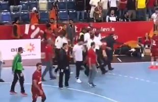 Scene incredibile în semifinalele CA la handbal masculin » Au luat la bătaie arbitrul, 5 jucători au fost arestați!