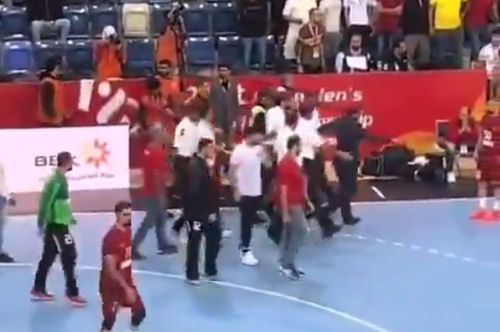 Handbaliștii naționalei din Bahrain au atacat violent unul dintre arbitri, imediat după eșecul suferit în semifinalele Campionatului Asiei, 17-20 cu Japonia.