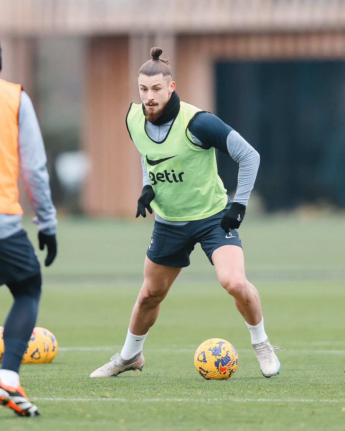 Radu Drăgușin i-a dat gata pe fanii lui Tottenham » Cu ce a apărut la antrenament, înaintea duelului cu Guardiola: „Prințul din Transilvania”