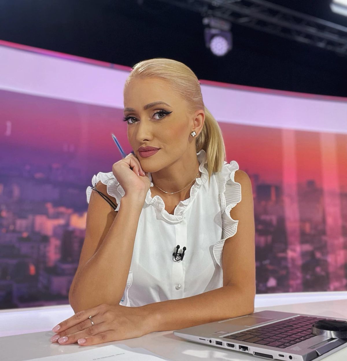 Iuliana Pepene, cea mai sexy prezentatoare de știri din România, se „luptă” cu greutățile în sala de forță