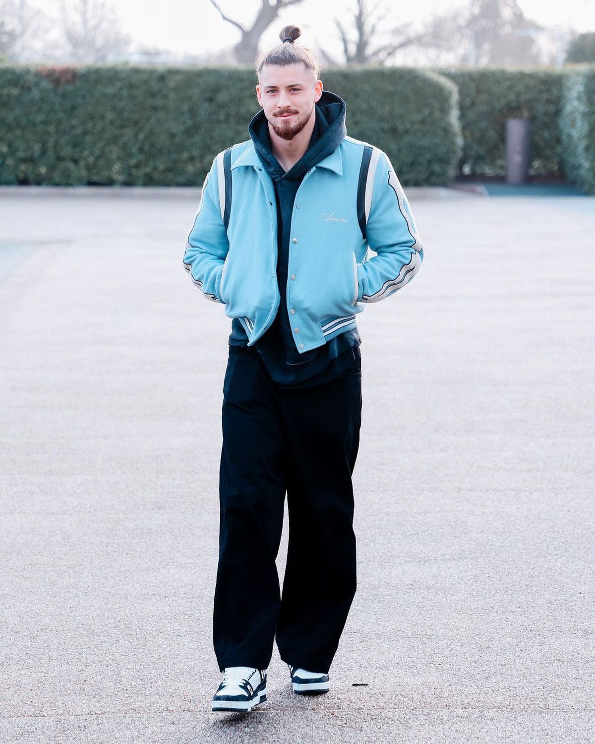 Radu Drăgușin i-a dat gata pe fanii lui Tottenham » Cu ce a apărut la antrenament, înaintea duelului cu Guardiola: „Prințul din Transilvania”