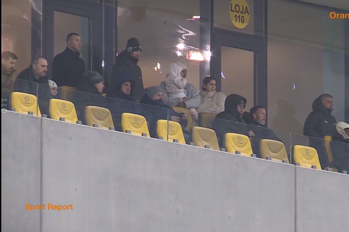 Îl recunoști? Apariție surprinzătoare în lojele Arenei Naționale, la FCSB - UTA » A stat lângă antrenorul lui Dinamo