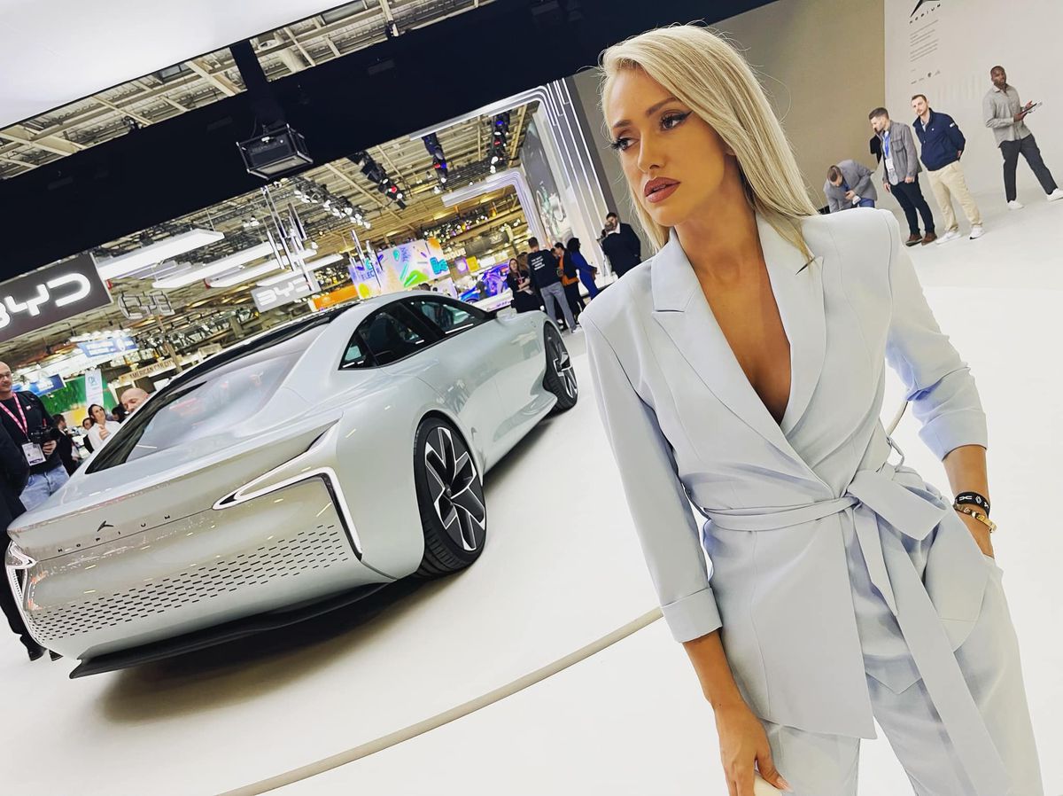 Iuliana Pepene, cea mai sexy prezentatoare de știri din România, se „luptă” cu greutățile în sala de forță