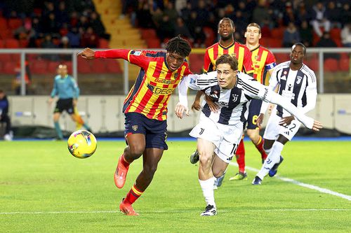 Patrick Dorgu, în duel cu Kenan Yildiz de la Juventus // foto: Guliver/gettyimages