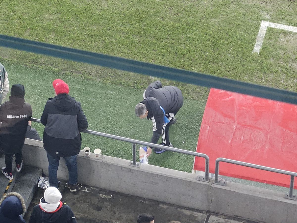 Incidente la Dinamo - U Cluj. Au aruncat cu obiecte în teren