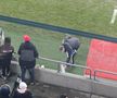 Incidente la Dinamo - U Cluj. Au aruncat cu obiecte în teren