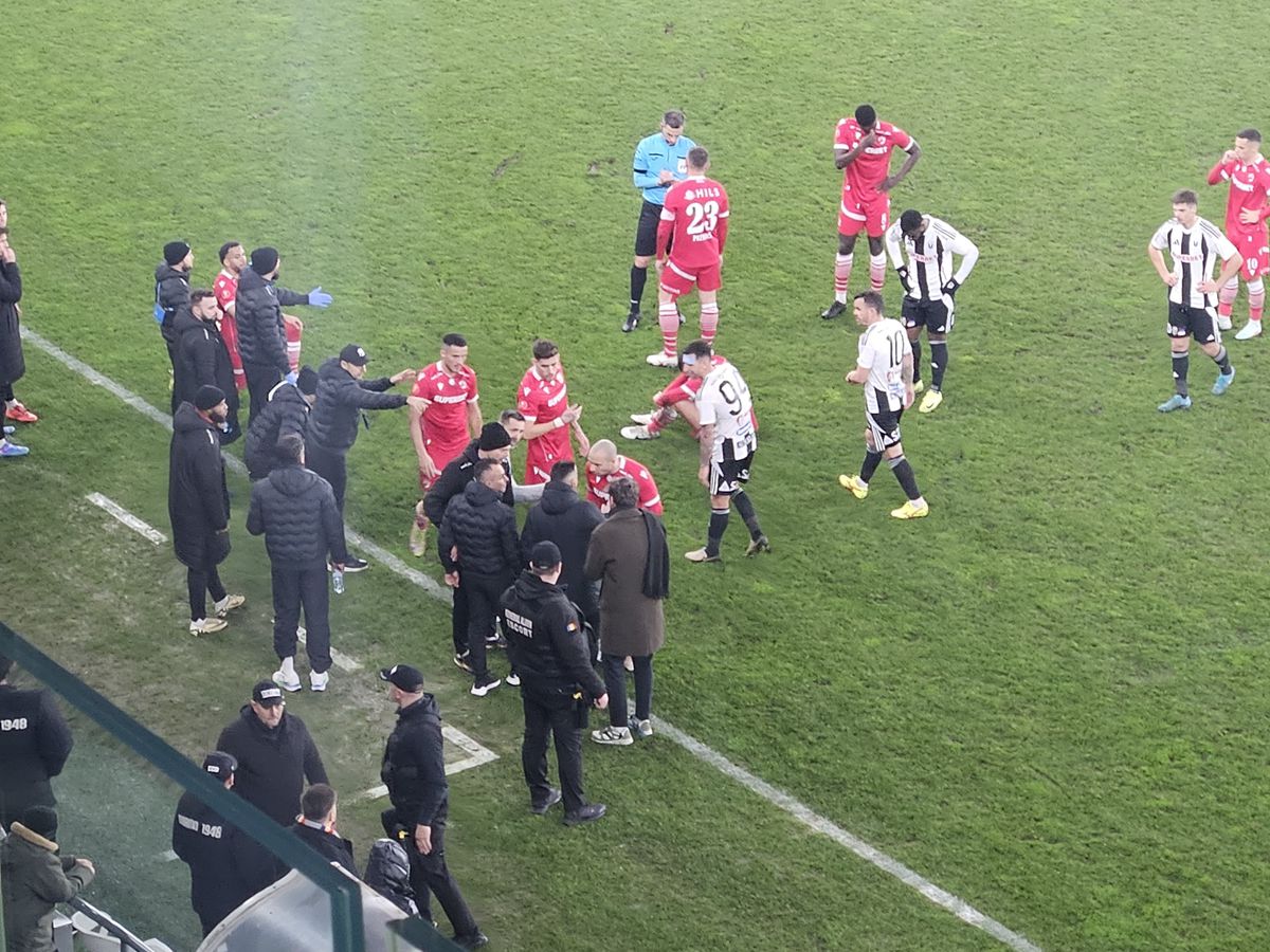 Incidente la Dinamo - U Cluj. Au aruncat cu obiecte în teren