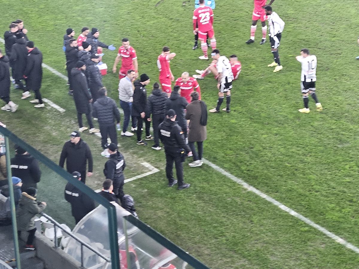 Incidente la Dinamo - U Cluj. Au aruncat cu obiecte în teren