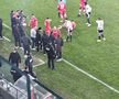 Incidente la Dinamo - U Cluj. Au aruncat cu obiecte în teren