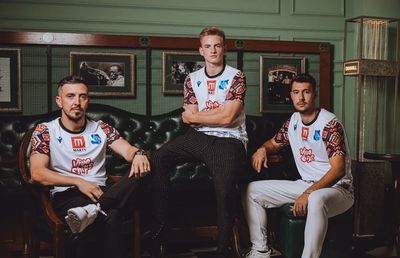 Vor juca într-un echipament unic în fotbalul românesc: „Motive simbolice și religioase, precum crucea și prescura”