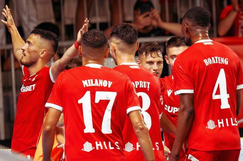 Roș-albii se simt nemaipomenit pe „Arcul de Triumf” / Sursă foto: Facebook@ Dinamo București