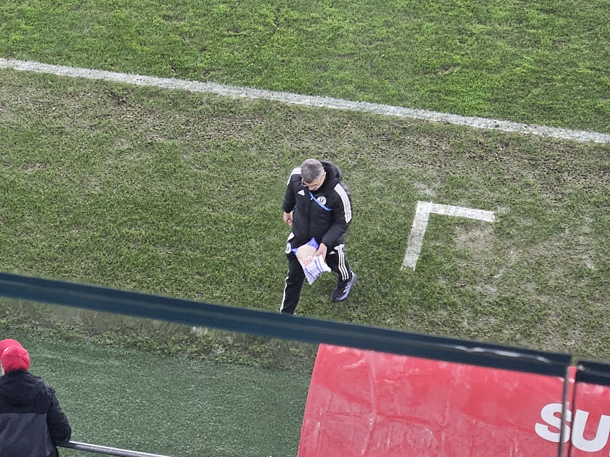 Incidente la Dinamo - U Cluj. Au aruncat cu obiecte în teren