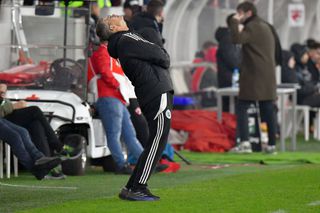 Incidente la Dinamo - U Cluj » Cu ce au putut să arunce în Neluțu Sabău