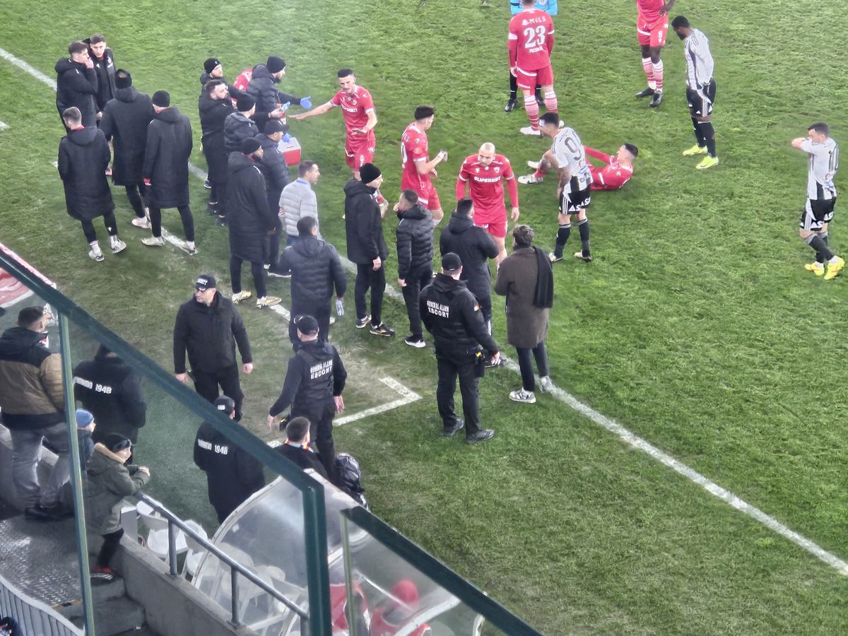 Incidente la Dinamo - U Cluj. Au aruncat cu obiecte în teren