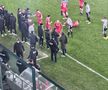 Incidente la Dinamo - U Cluj. Au aruncat cu obiecte în teren