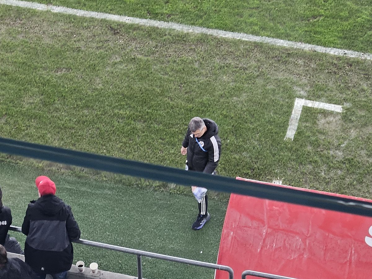 Incidente la Dinamo - U Cluj. Au aruncat cu obiecte în teren