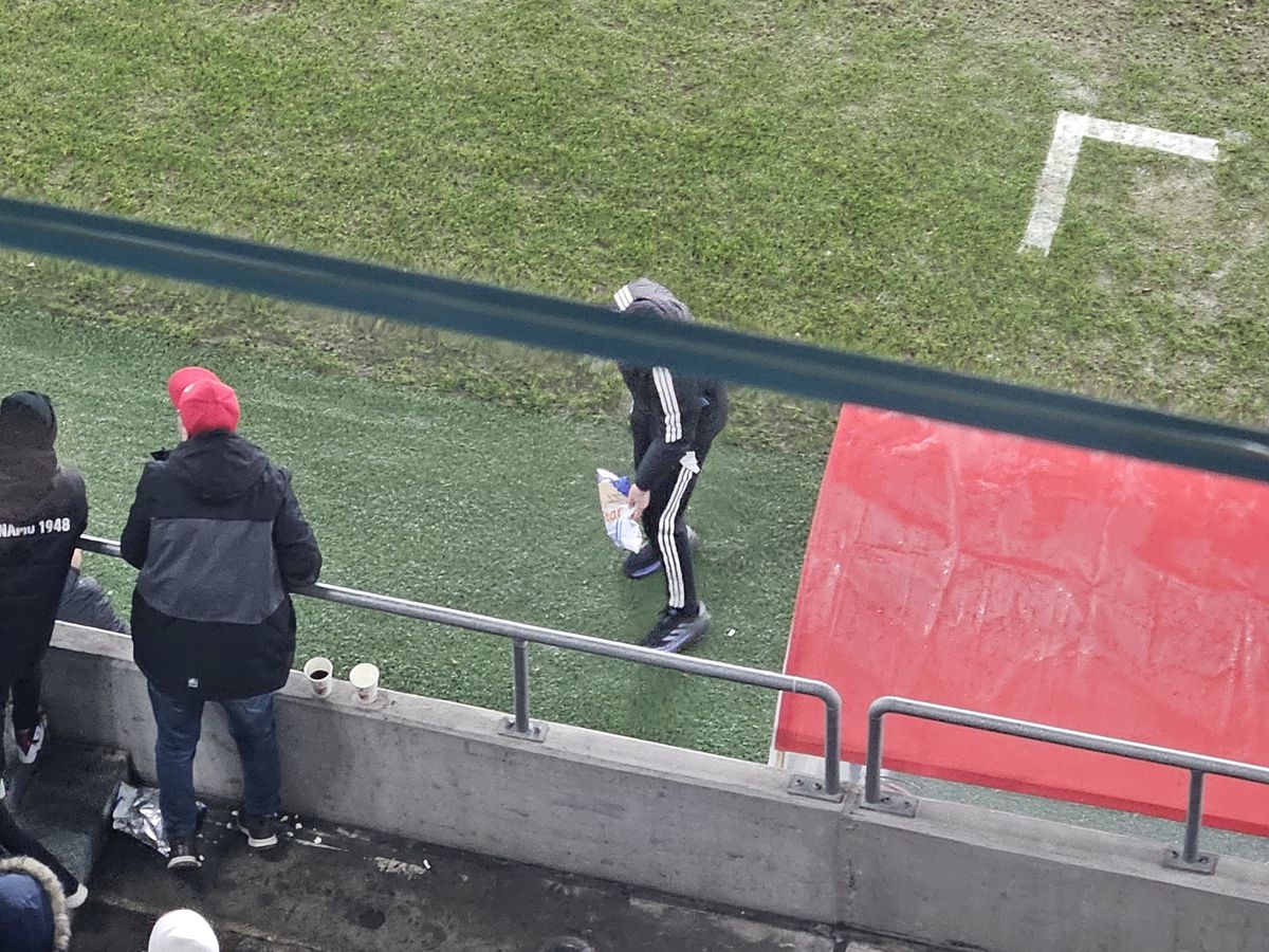 Incidente la Dinamo - U Cluj. Au aruncat cu obiecte în teren