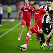 Cătălin Cîrjan (Dinamo) în duel cu Alex Chipciu (U Cluj). Foto: Cristi Preda (GSP)