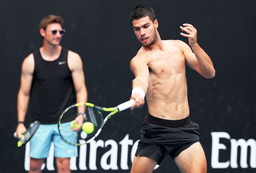 Carlos Alcaraz și Juan Carlos Ferrero, în spate, foto: Guliver/gettyimages