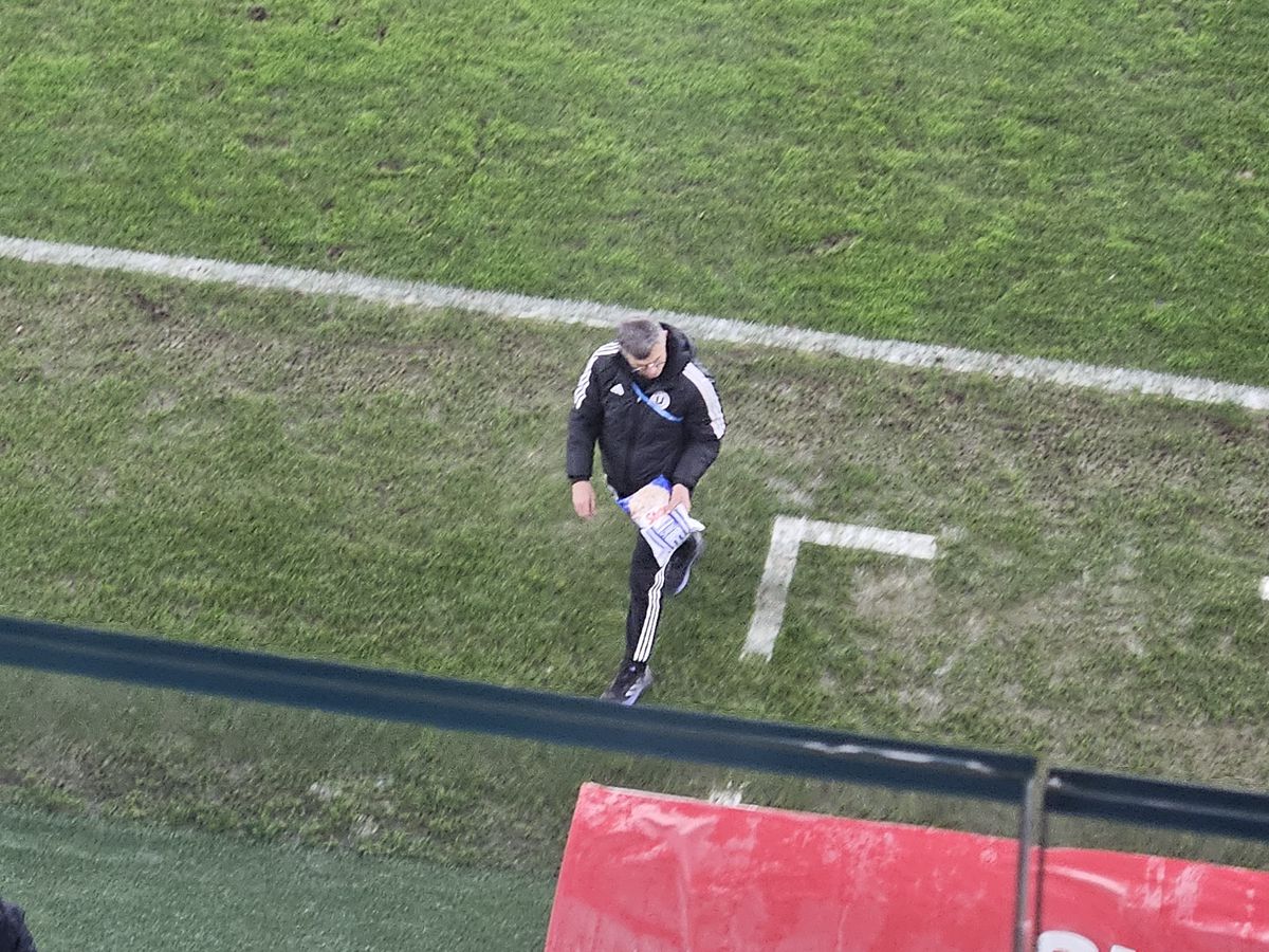 Incidente la Dinamo - U Cluj. Au aruncat cu obiecte în teren