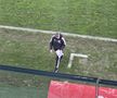Incidente la Dinamo - U Cluj. Au aruncat cu obiecte în teren