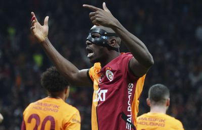 Victor Osimhen, acuzat că a agresat un jurnalist care l-a pozat în timp ce ieșea dintr-un club de noapte: „A luat-o razna, mi-a dat un pumn”