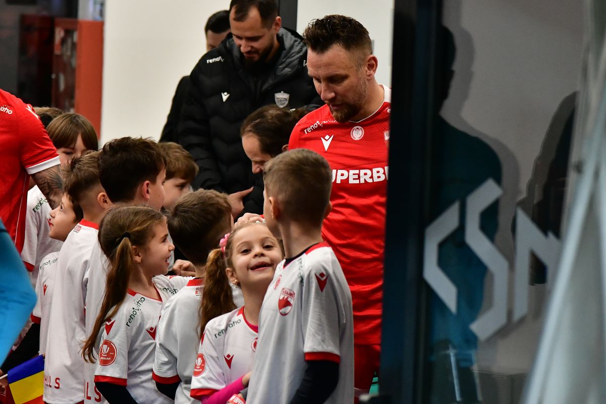 Sabău și-a pierdut titularul: va fi suspendat cu Rapid, după un început bizar de meci