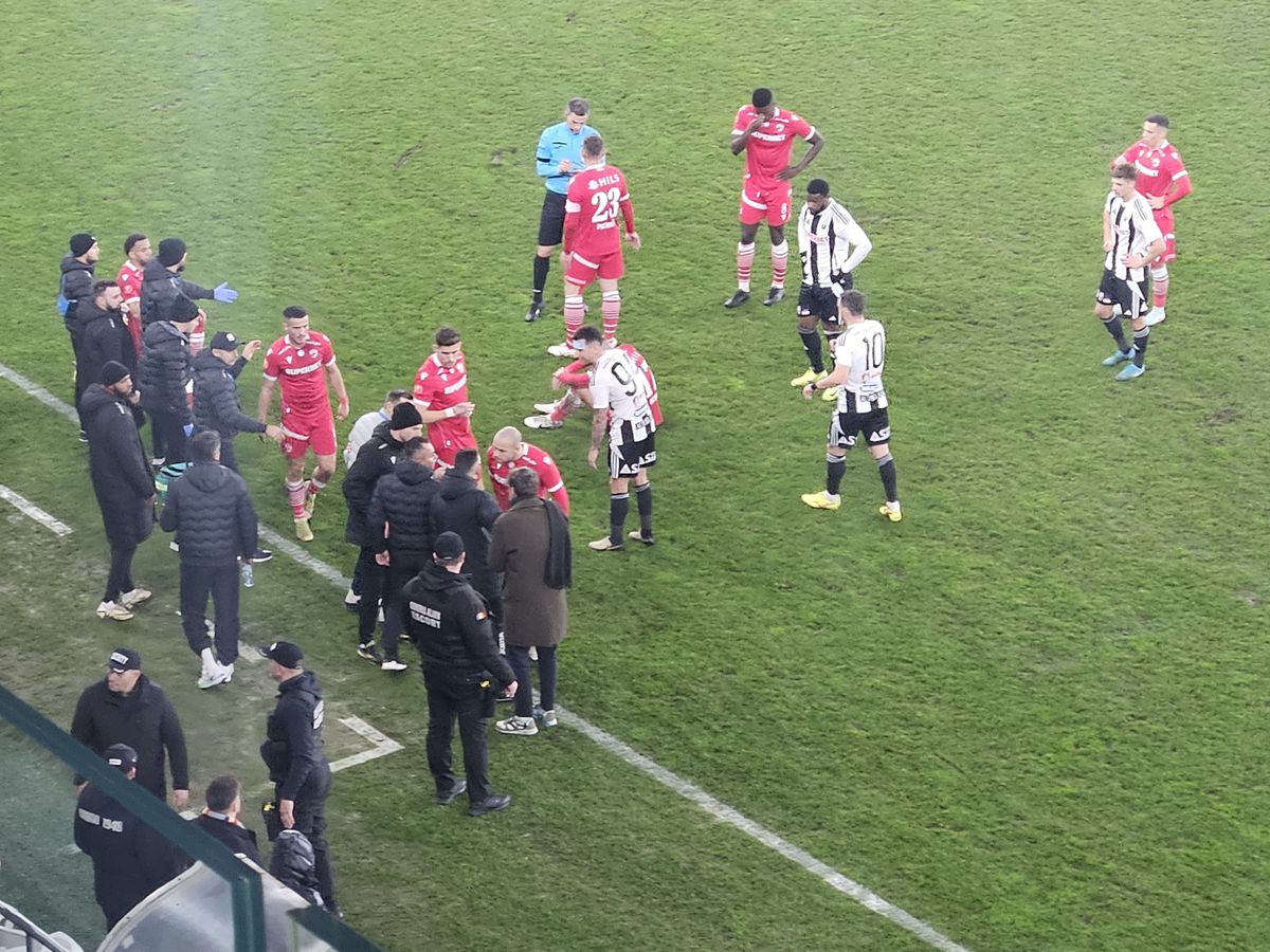 Incidente la Dinamo - U Cluj. Au aruncat cu obiecte în teren