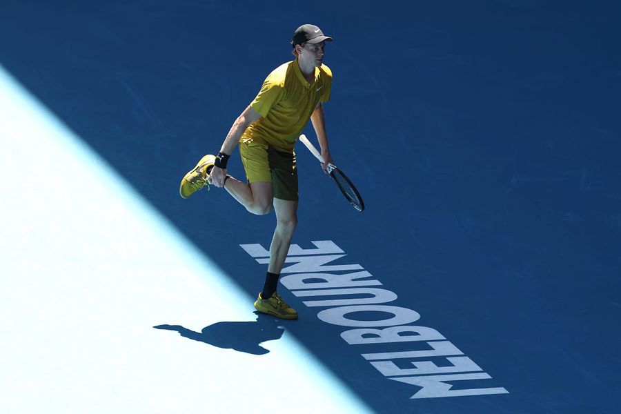 Jannik Sinner, chinuit de crampe în meciul din turul 3 la Australian Open 2026 Foto: Guliver/GettyImages Jannik Sinner și istoricul reacțiilor la căldura extremă » Patru episoade îngrijorătoare în decursul unui an