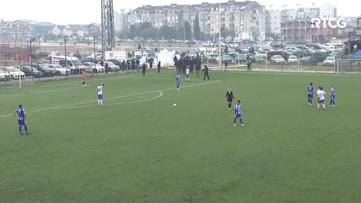 Haos! Suporterii au invadat terenul în timpul meciului și au adunat toate mingile!