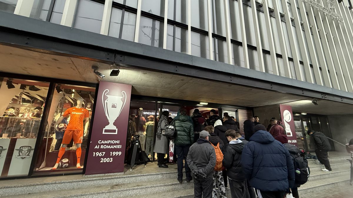 Olimpiu Moruțan e deja printre preferații fanilor Rapidului » Zeci de suporteri au venit să facă poze și să ia autografe