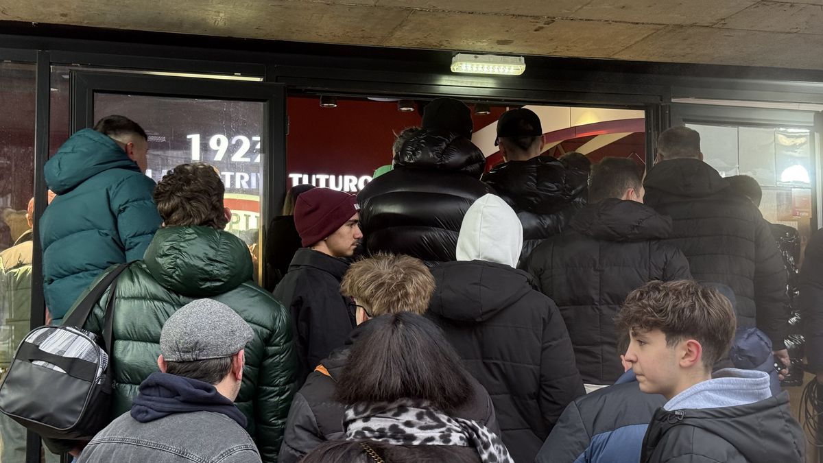 Olimpiu Moruțan e deja printre preferații fanilor Rapidului » Zeci de suporteri au venit să facă poze și să ia autografe