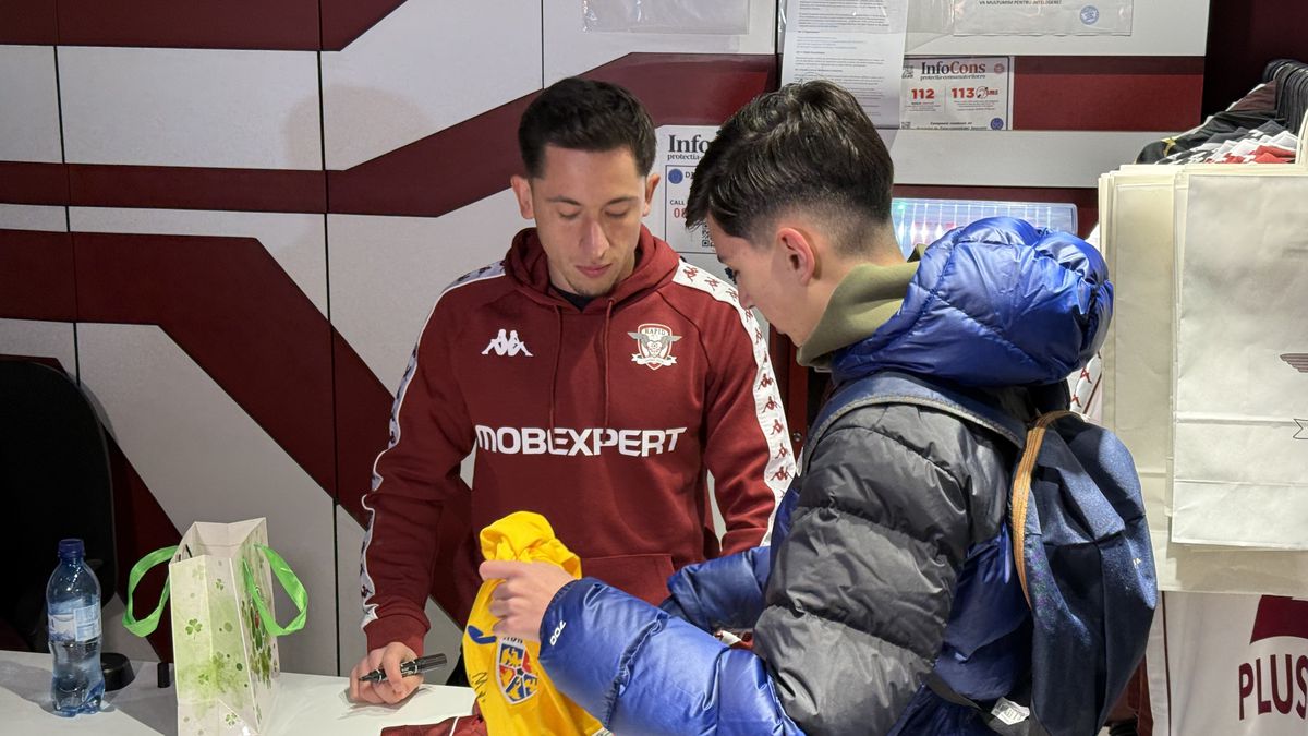 Olimpiu Moruțan e deja printre preferații fanilor Rapidului » Zeci de suporteri au venit să facă poze și să ia autografe