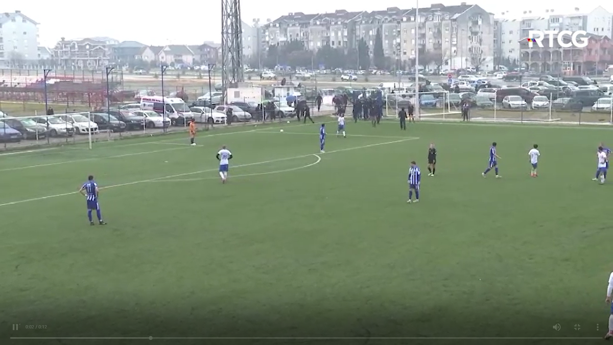 Haos! Suporterii au invadat terenul în timpul meciului și au adunat toate mingile!