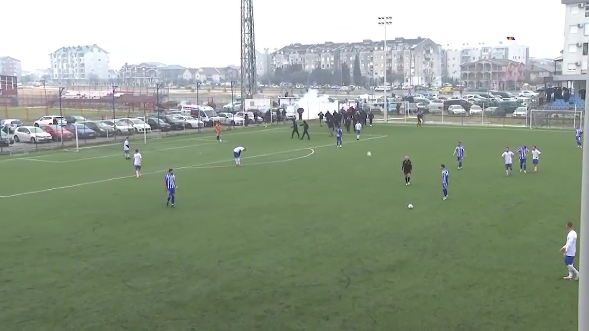 Haos! Suporterii au invadat terenul în timpul meciului și au adunat toate mingile!