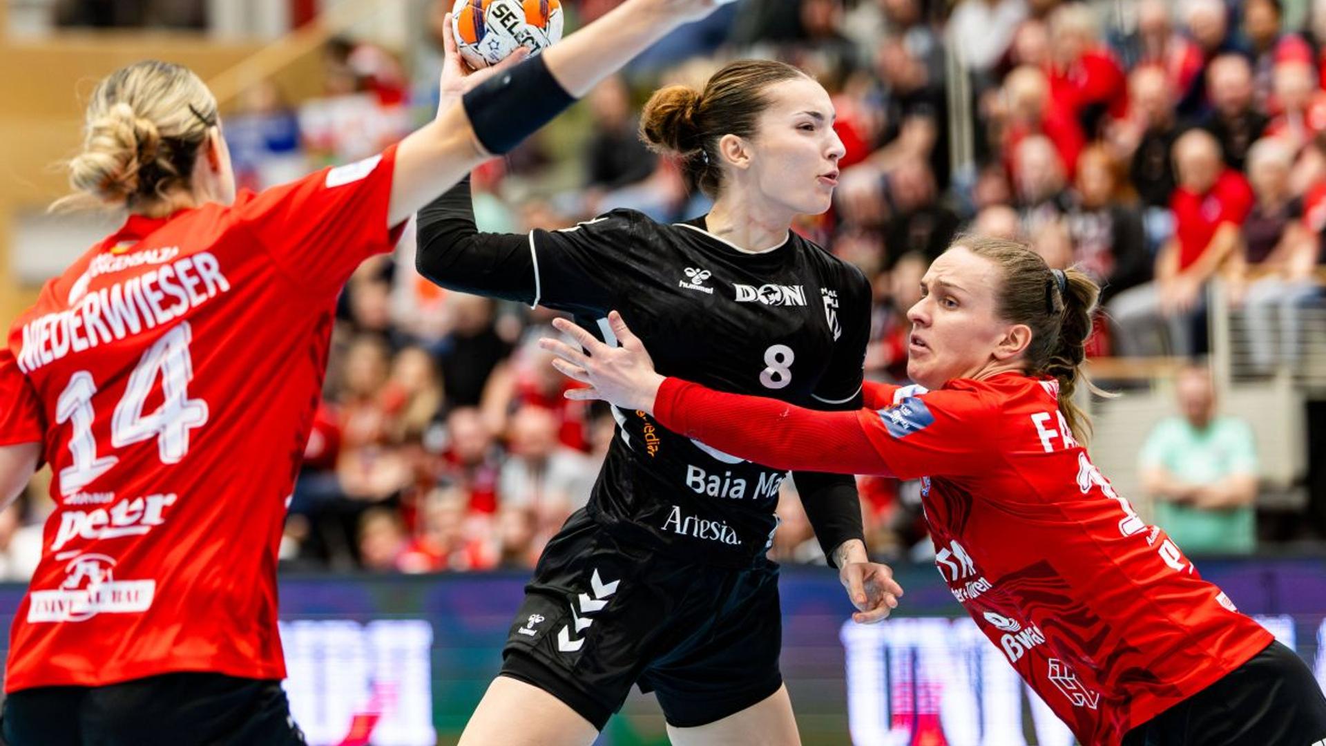 Jucătoare Minaur Baia Mare și Thuringer în acțiune pe teren în meciul decisiv din EHF European League pentru primul loc în grupă. | sursa foto: Gazeta Sporturilor