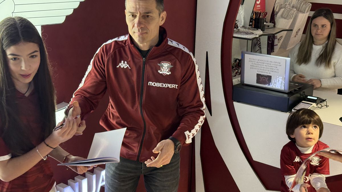 Olimpiu Moruțan e deja printre preferații fanilor Rapidului » Zeci de suporteri au venit să facă poze și să ia autografe