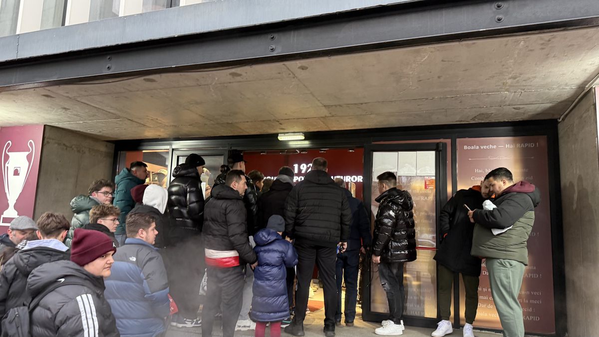 Olimpiu Moruțan e deja printre preferații fanilor Rapidului » Zeci de suporteri au venit să facă poze și să ia autografe