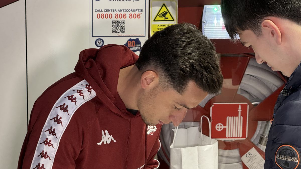 Olimpiu Moruțan e deja printre preferații fanilor Rapidului » Zeci de suporteri au venit să facă poze și să ia autografe