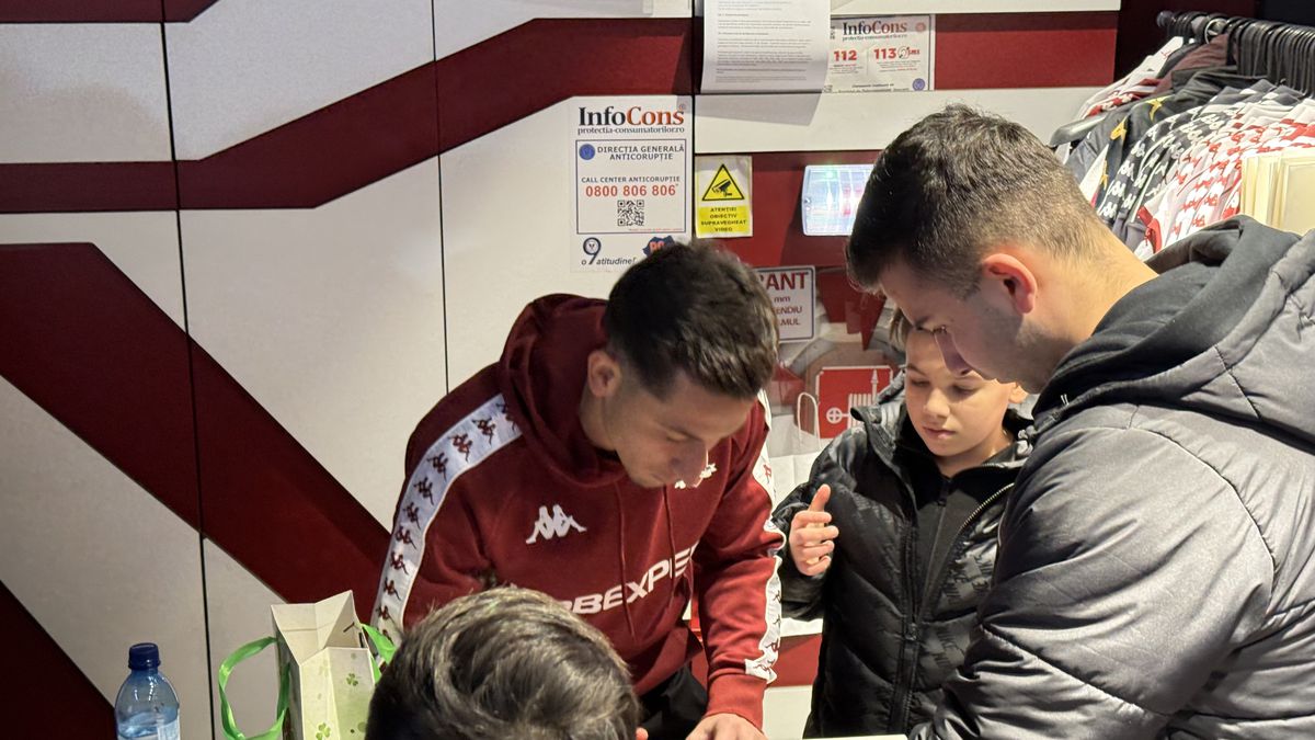 Olimpiu Moruțan e deja printre preferații fanilor Rapidului » Zeci de suporteri au venit să facă poze și să ia autografe