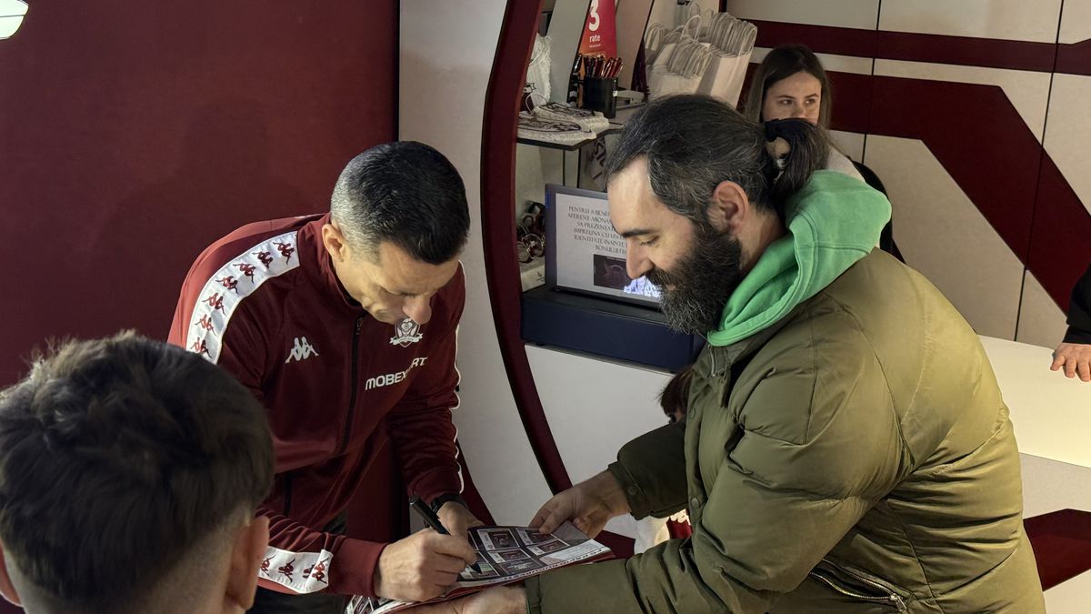 Olimpiu Moruțan e deja printre preferații fanilor Rapidului » Zeci de suporteri au venit să facă poze și să ia autografe
