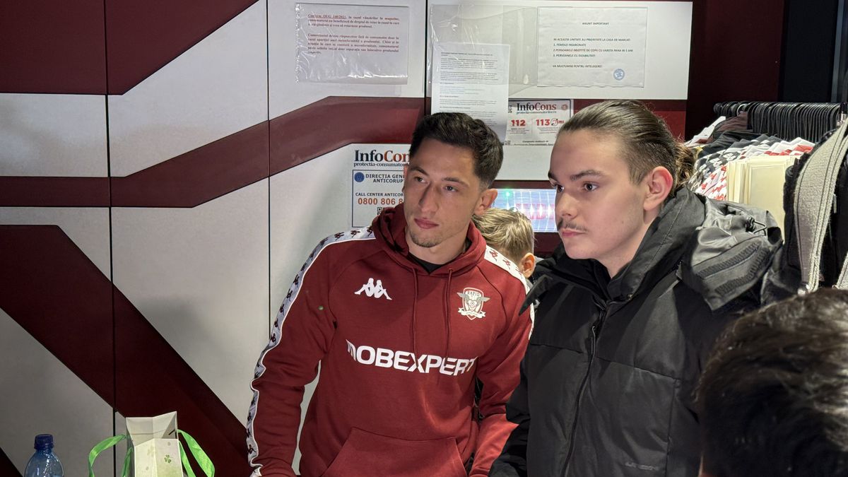 Olimpiu Moruțan e deja printre preferații fanilor Rapidului » Zeci de suporteri au venit să facă poze și să ia autografe